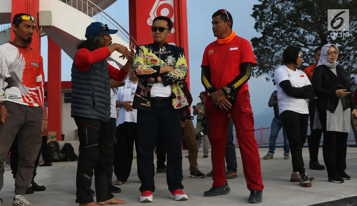 Menpora Imam Nahrawi (tengah) bersama pelatih kepala tim paralayang Indonesia, Gendon Subandono saat meninjau latihan tim di kawasan Puncak, Cianjur, Jawa Barat, Kamis (26/7). Menpora juga meninjau kesiapan venue. (Liputan6.com/Helmi Fithriansyah)