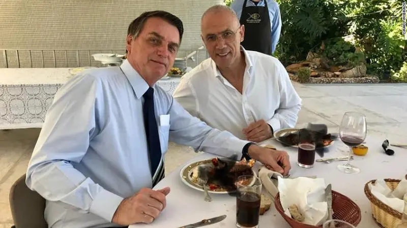 Duta Besar Yossi Shelley dan Presiden Jair Bolsonaro sedang makan siang, dengan hidangan utama seperti lobster namun penampakannya disensor asal. (Dokumentasi Kedutaan Israel di Brasil)