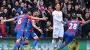 Pemain Crystal Palace, Joe Ledley (kanan) merayakan golnya ke gawang Liverpool  pada lanjutan liga Inggris 2015-2016 di Stadion Selhurts Park, Minggu (6/3/2016) malam WIB. (AFP/Glyn Kirk)