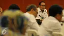 Menteri Ketenagakerjaan Muhammad Hanif Dhakiri saat memimpin rapat pimpinan di Kemenaker, Jakarta, Rabu (1/6). Rapat membahas tindak lanjut hasil lawatan Menaker ke Timur Tengah, Arab Saudi, Qatar dan Uni Emirat Arab. (Liputan6.com/Johan Tallo)