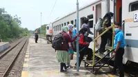 Penumpang kereta api memasuki gerbong kereta di Staisun Banyuwangi Kota (Istimewa)