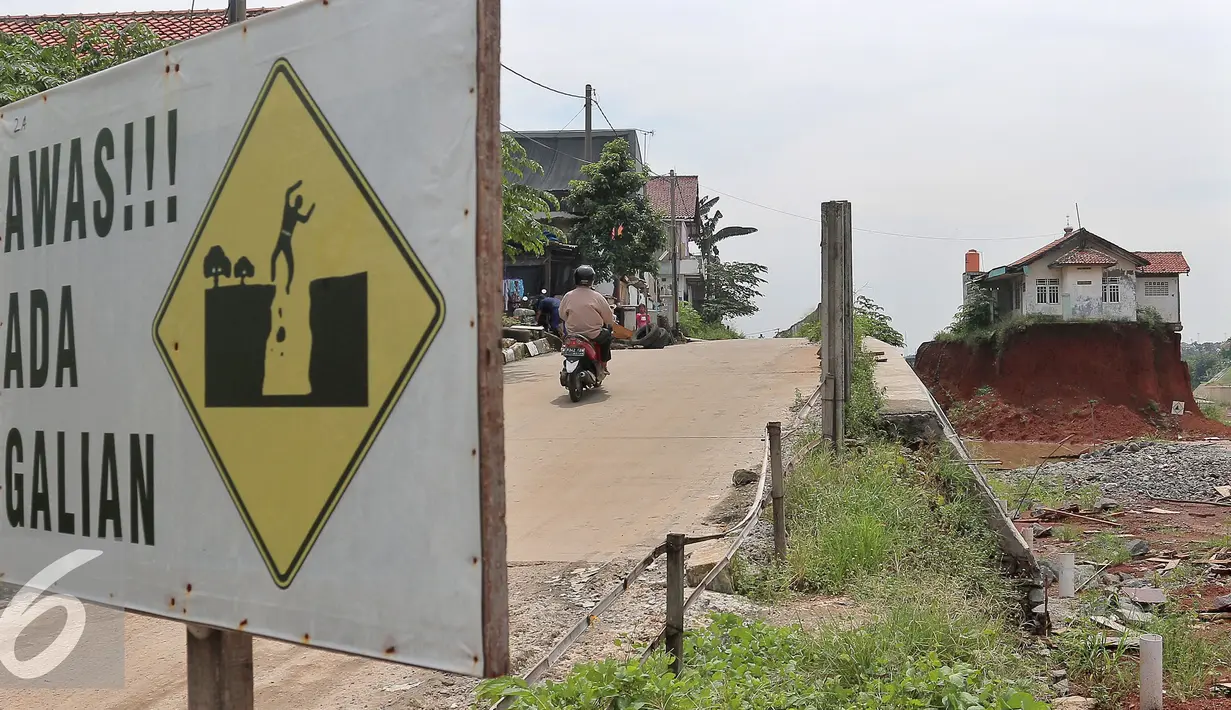 Warga melintas di samping Musala yang masih berdiri di lokasi pembangunan proyek Tol Cinere-Jagorawi seksi II di Depok, Jawa Barat, Selasa (1/11). Ditargetkan pembebasan tanah pembangunan Tol ini selesai akhir tahun 2016. (Liputan6.com/Johan Tallo)