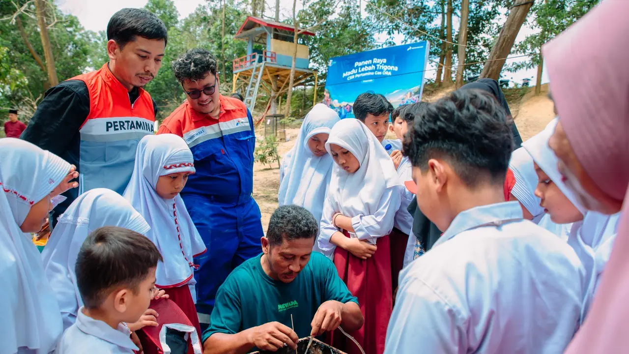 Masyarakat Riau melakukan sejumlah hal untuk perkuat kemandirian, misalnya pengembangan budidaya lebah madu trigona dan budidaya ikan keramba jaring apung.