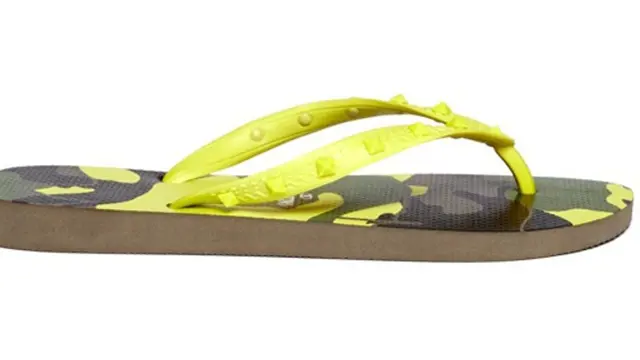 Sandal jepit Havaianas x Valentino harga Rp 3,6 juta (lyst.co.uk)