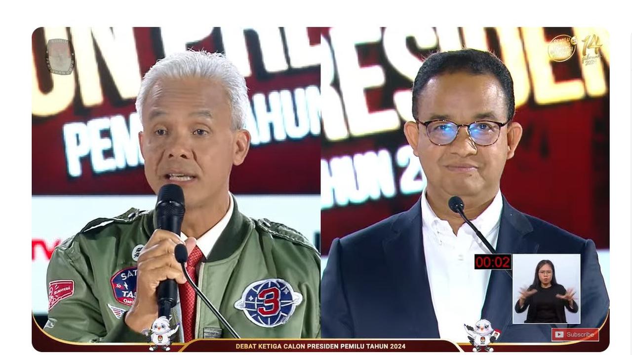 Calon presiden nomor urut 3 Ganjar Pranowo dan capres nomor 1 Anies Baswedan saat debat capres ketiga yang digelar KPU pada Minggu (7/1/2024) di Istora, Senayan, Jakarta.