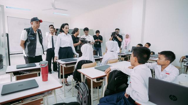 Wakil Menteri Perlindungan Pekerja Migran Indonesia (P2MI) Christina Aryani bersama Wakil Menteri Sosial Agus Jabo Priyono mengunjungi Sekolah Rakyat Menengah Pertama (SRMP) 6 Jakarta di Sentra Handayani, Jakarta Timur.