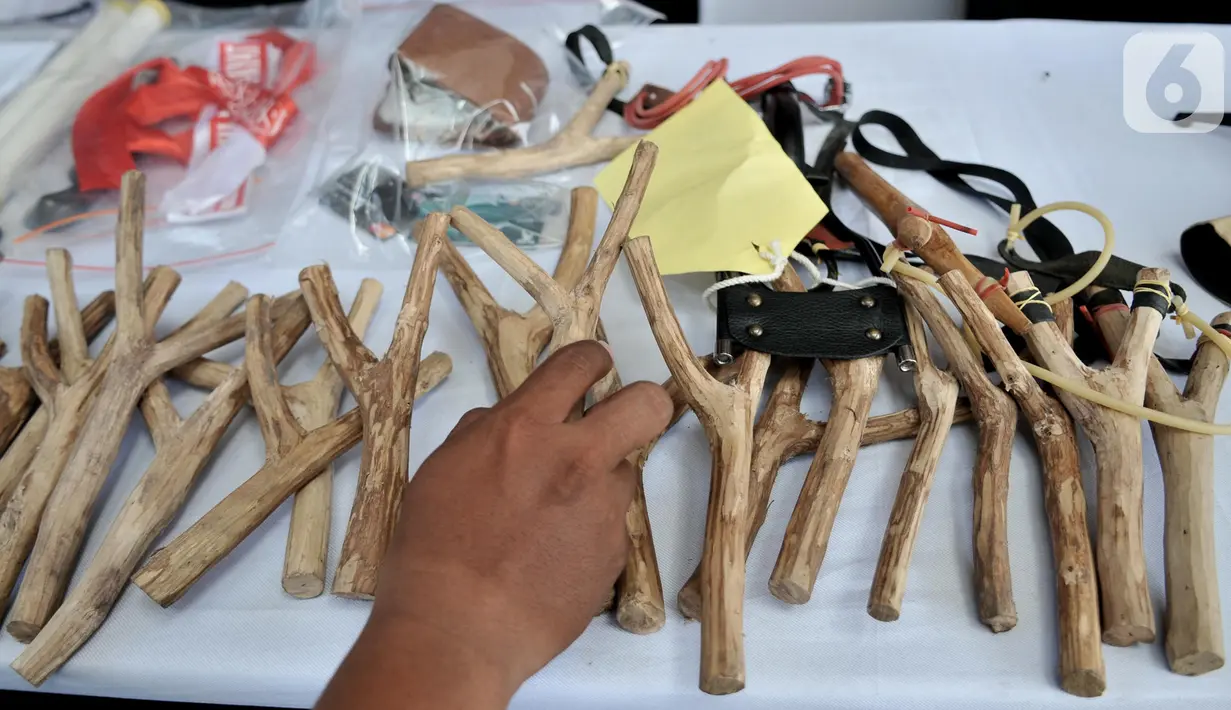 Barang bukti ketapel dihadirkan saat rilis pengungkapan rencana tindak kejahatan dalam pelantikan presiden dan wakil presiden di Mapolda Metro Jaya, Jakarta, Senin (21/10/2019). Polisi juga menyita peluru, bola berisi bahan peledak, bendera berlafaz Alquran, dan mobil. (merdeka.com/Iqbal Zakharia)