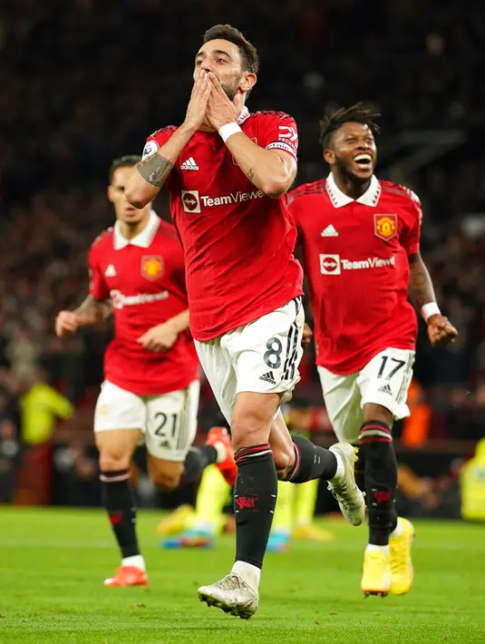 Pemain Manchester United Bruno Fernandes melakukan selebrasi usai mencetak gol ke gawang Tottenham Hotspur pada pertandingan sepak bola Liga Inggris di Old Trafford, Manchester, Inggris, 19 Oktober 2022. Manchester United mengalahkan Tottenham Hotspur dengan skor 2-0. (AP Photo/Dave Thompson)