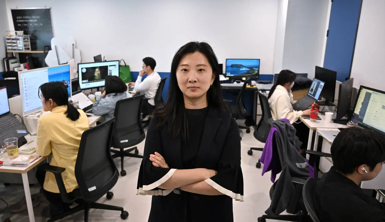 Foto yang diambil pada tanggal 24 April 2023 ini menunjukkan Park Ji-eun, CEO perusahaan kecerdasan buatan Pulse9, berpose selama wawancara dengan AFP di perusahaannya di Seoul. (Jung Yeon-je/AFP)