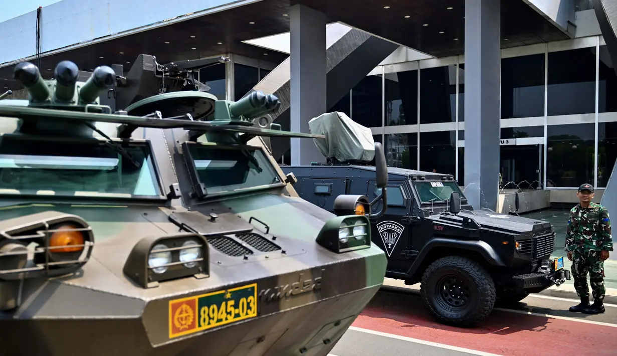 Lebih dari 20 kendaraan taktis (rantis) dan kendaraan tempur (ranpur) milik Tentara Nasional Indonesia (TNI) disiagakan di dalam area kompleks parlemen Republik Indonesia. (BAY ISMOYO/AFP)