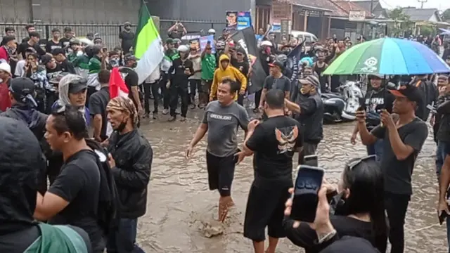 Cerita Warga Cirebon Timur Tabur Ikan Lele di Jalan Rusak Sejak 2018