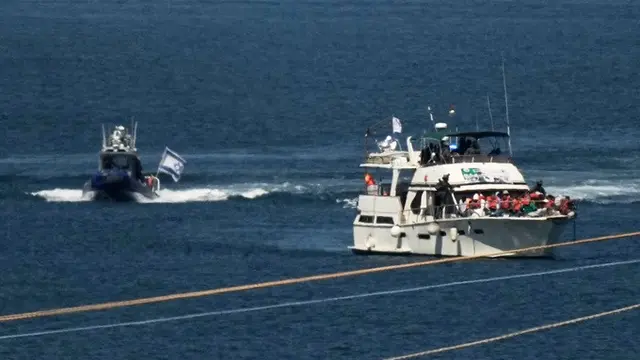 Aktivis berjaket pelampung oranye duduk di kapal flotilla Sumud yang hendak menuju Gaza. Kapal itu kemudian dibawa tentara Angkatan Laut Israel ke Pelabuhan Ashdod, Israel, Kamis (2/10/2025), setelah dicegat dekat pantai Gaza.