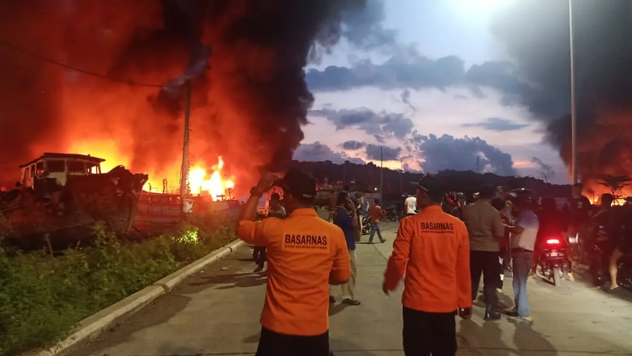 Kebakaran kapal di Dermaga Batere, kawasan Dermaga Wijayapura, Cilacap, Selasa petang (3/5/2022). (Foto: Liputan6.com/Basarnas)