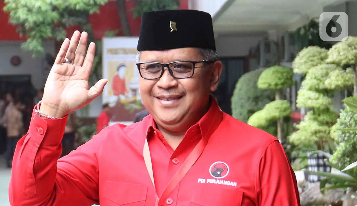 “Kepada teman-teman media mohon maaf acara Rakernas III bersifat tertutup. Rakernas akan membahas hal-hal strategis terkait Pemenangan Pemilu. Presiden Jokowi, Ibu Megawati Soekarnoputri dan Capres Ganjar Pranowk bersama-sama hadir dalam Rakernas. Juga Mas Prananda dan Mbak Puan Maharani yang mendapat mandat khusus dari Ketua Umum terkait pemenangan Pemilu,” kata Hasto, Selasa (6/6/2023). (Liputan6.com/Herman Zakharia)