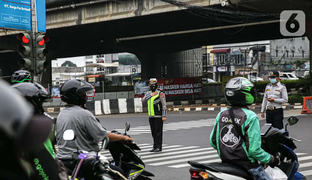 Petugas gabungan Polisi dan Dishub memberhetikan pengguna jalan untuk Mengheningkan sejenak di Kawasan Jalan Fatmawati Jakarta, Sabtu (10/7/2021). Kegiatan mengheningkan cipta selama 60 detik tersebut bentuk penghormatan kepada mereka yang telah wafat karena covid-19. (Liputan6.com/Faizal Fanani)