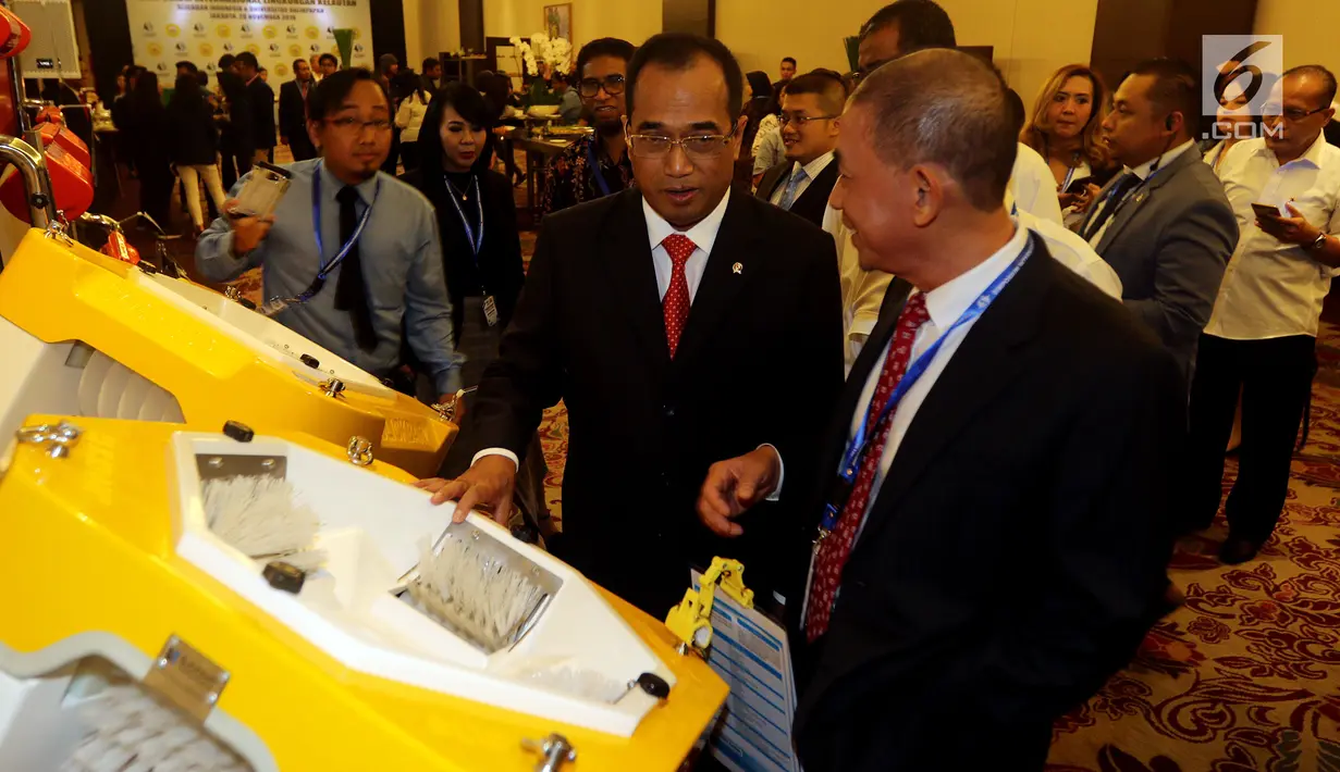 Menteri Perhubungan Budi Karya Sumadi (kiri) menyimak penjelasan soal alat Slickdisc MK-13 Skimmer dari Chairman Slickbar Indonesia Bayu Satya saat pembukaan Simposium Internasional Lingkungan Kelautan, di Jakarta, Rabu (28/11). (Liputan6.com/Johan Tallo)