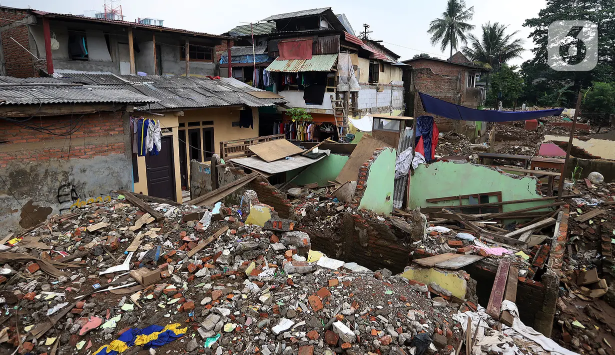 Suasana bangunan rumah yang telah dirobohkan di kawasan Rawajati, Jakarta Selatan, Jumat (21/10/2022). Pejabat berwenang mengklaim setiap tahun dilakukan upaya pembebasan lahan, namun mengakui menghadapi kendala untuk proses pembebasan tanah yang masih berproses. (Liputan6.com/Johan Tallo)