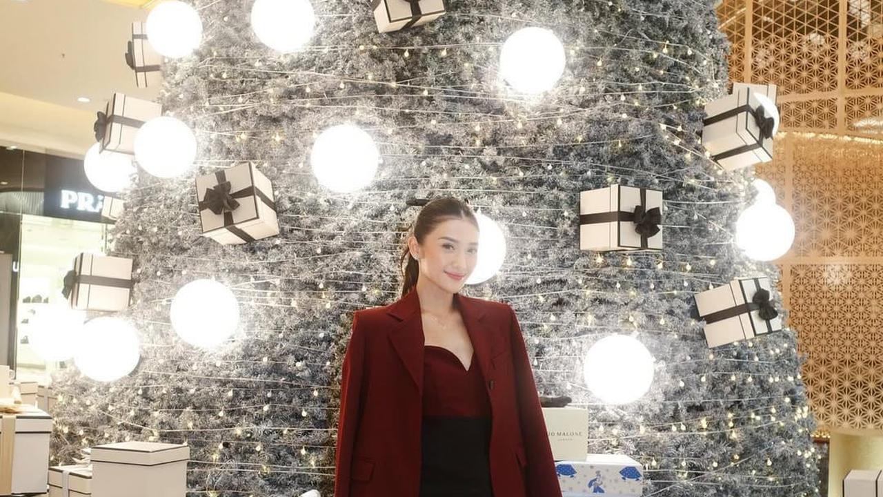 Potret Terbaru Anissa Aziza, Dipuji Cantik Bak Super Model dengan Blazer Maroon