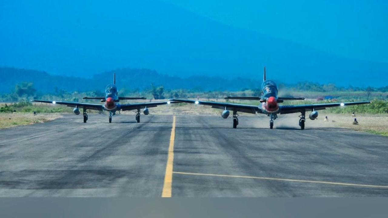 Dua pesawat EMB 314 Super Tucano dari Skadron Udara 21 Lanud Abdulrachman Saleh, Malang mengalami hilang kontak (lost contact) di daerah Pasuruan, Jawa Timur, pada Kamis (16/11).<br>