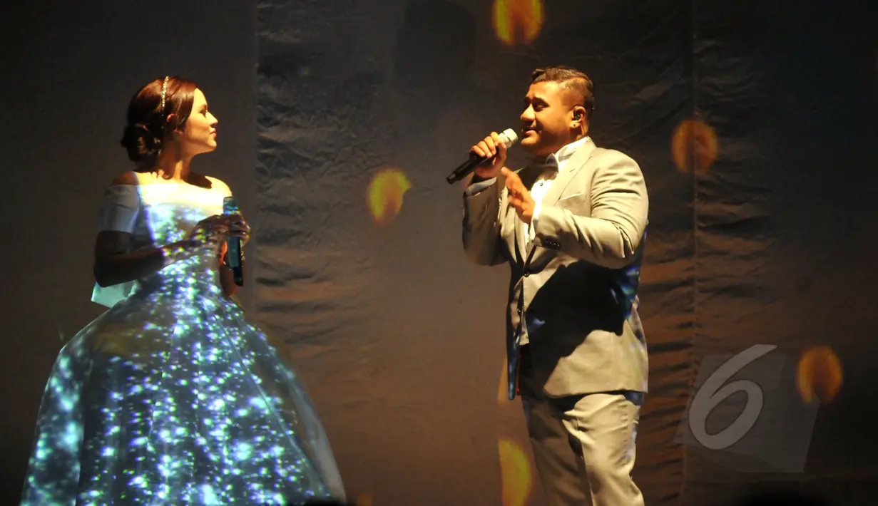 Penampilan duet Raisa dengan Mike Mohede konser perdananya yang bertajuk Pameran Utama Live in Concert di Istora Senayan, Jakarta, beberapa waktu lalu. (Liputan6.com/Panji Diksana)