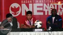 Pemain Timnas Indonesia, Ahmad Bustomi (tengah) menegaskan pertandingan melawan Kyrgyzstan akan menjadi tolok ukur untuk menghadapi timnas China pada 15 November 2013 mendatang (Liputan6.com/Helmi Fithriansyah)