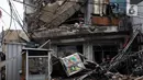 Penampakan gedung yang ambruk di Jalan Brigjen Katamso, Kota Bambu Selatan, Palmerah, Jakarta Barat, Senin (6/1/2020). Tiga orang dilaporkan terluka akibat tertima material gedung empat lantai tersebut. (Liputan6.com/Johan Tallo)