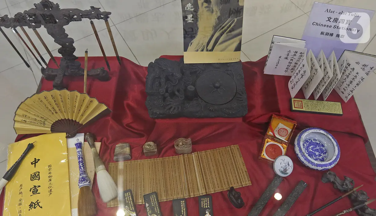 Koleksi alat tulis di Museum Tionghoa  Hakka Indonesia, Taman Mini Indonesia Indah, Jakarta, Selasa (21/1/2020). Museum tersebut menampilkan sejarah kedatangan dan percampuran budaya orang Tionghoa di kepulauan Nusatara. (Liputan6.com/Herman Zakharia)