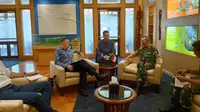 Dubes Selandia Baru untuk Indonesia, Kevin Jeffery Burnet juga bertemu Pangkogabwilhan III Letnan Jenderal TNI Richard TH Tampubolon di Timia. (Liputan6.com/Kogabwilhan/Katharina Janur)