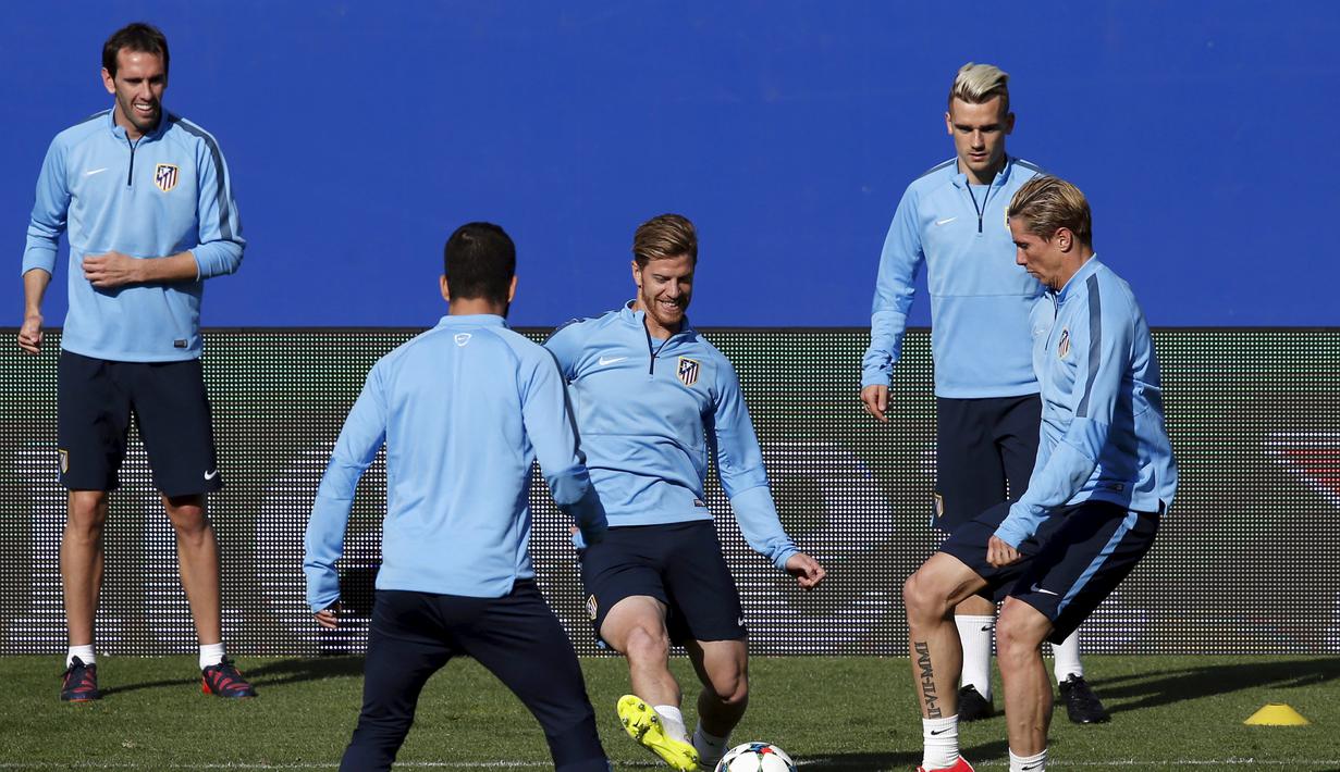 Fernando Torres (kanan) bersama penggawa Atletico Madrid melakukan latihan 'kucing-kucingan' jelang derby Madrid (REUTERS/Juan Medina)