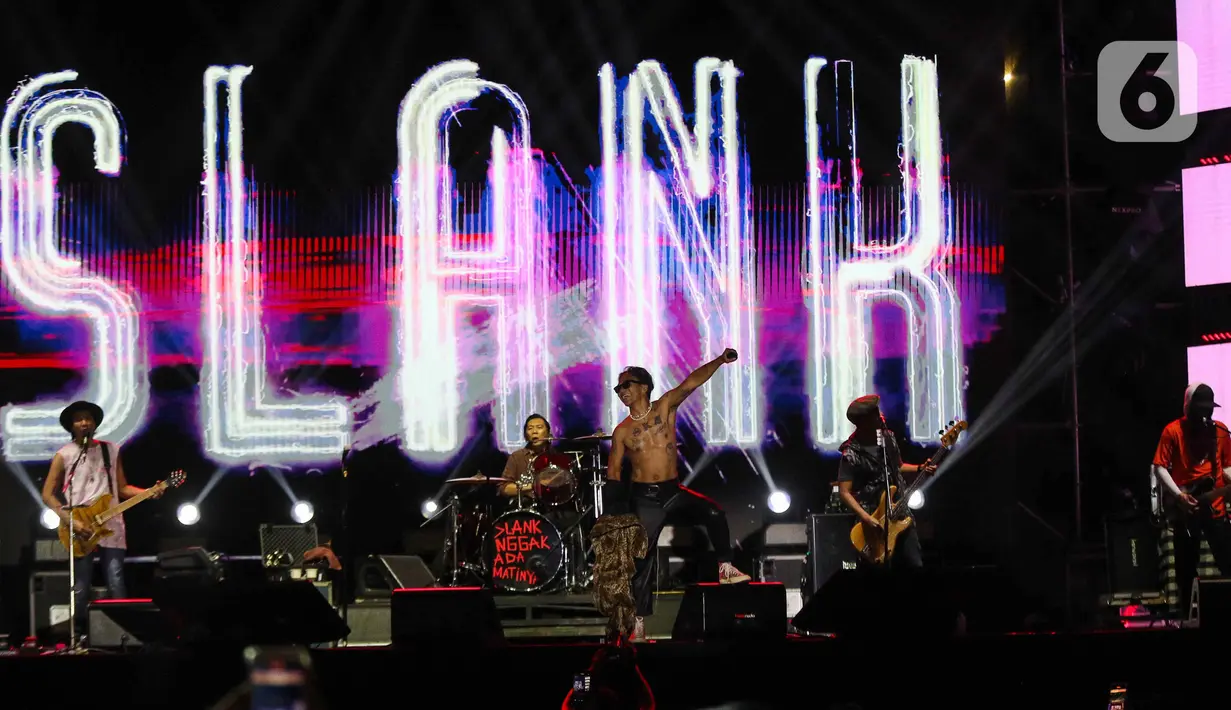 Penampilan grup band Slank pada gelaran musik The 90's Festival di Gambir Expo Kemayoran, Jakarta Pusat, Sabtu (10/8/2024). (Liputan6.com/Herman Zakharia)