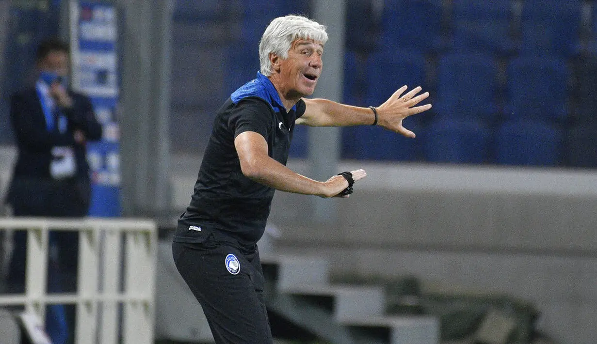 Pelatih Atalanta, Gian Piero Gasperini, memberikan arahan kepada anak asuhnya saat melawan Brescia pada laga Serie A di Stadion Gewiss, Selasa (14/7/2020). Atalanta menang 6-2 atas Brescia. (Gianluca Checchi/LaPresse via AP)