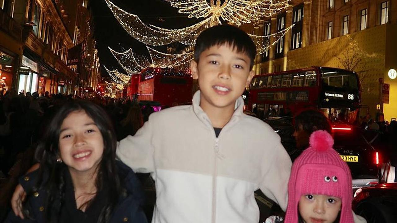 9 Potret Liburan Keluarga Yasmine Wildblood di Inggris, Anak-Anaknya Kayak Warga Lokal