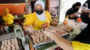 Karyawan membuat dimsum di Griya Dimsum Bunda Imoet, Serua, Tangerang Selatan, Rabu (9/2/2022). UMKM dimsum yang dijual eceran dan per pak menyajikan 4 toping terdiri atas wortel, jamur, beef dan kepiting serta 3 isian yaitu udang, cumi dan smoke beef. (Liputan6.com/Fery Pradolo)
