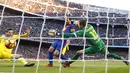 Pemain FC Barcelona, Lionel Messi (tengah) mengecoh kiper dan pemain Las Palmas saat mencetak gol pada laga La Liga di Camp Nou, Barcelona (14/1/2017). Barcelona menang 5-0. (AP/Manu Fernandez)