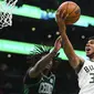 Giannis Antetokounmpo memimpin Bucks kalahkan Celtics di semifinal wilayah NBA gim 1 (AFP)