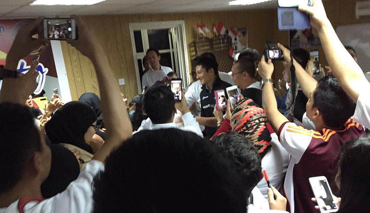 Kehadiran Rio Haryanto disambut meriah warga negara Indonesia saat acara meet and greet di KBRI Manama, Bahrain, Rabu (30/3/2016) malam waktu setempat. (Bola.com/Istimewa/Andri Hartanto)