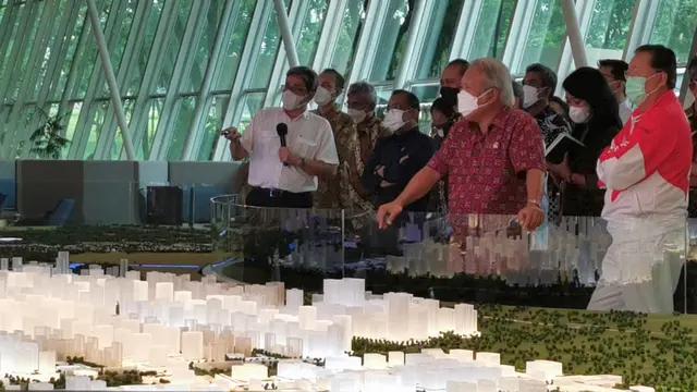Managing Director President Office Sinar Mas Land Dhony Rahajoe memaparkan tahapan pembangunan kawasan BSD City kepada Mensesneg, Menteri PUPR, dan Duta Besar Luar Biasa Berkuasa Penuh (LBBP) Republik Indonesia untuk Republik Korea. (Dok Sinar Mas)