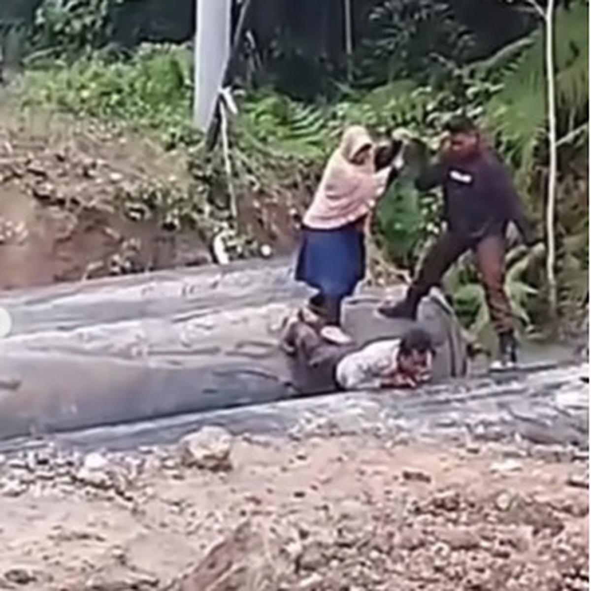 Bintara Polisi Gunakan Punggungnya jadi Jembatan Warga Seberangi Sungai