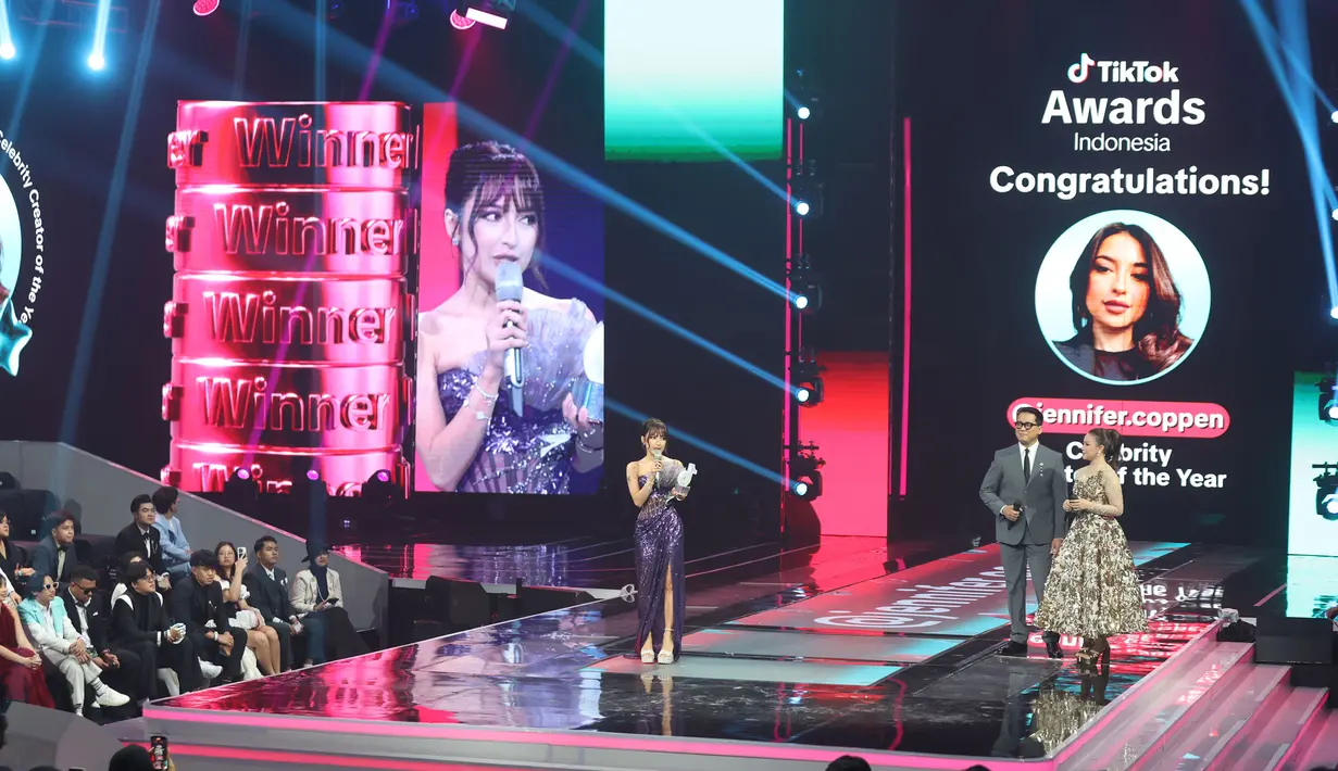 Untuk diketahui, deretan pemenang TikTok Awards Indonesia 2025, terbagi dalam dua kategori besar: People's Choice dan Judges' Pick. Tampak dalam foto, kemeriahan malam puncak TikTok Awards Indonesia 2025 di Studio Emtek City Indosiar, Jakarta, pada Jumat (21/11/2025) malam. TikTok resmi menobatkan 19 pemenang dari 16 kategori dalam malam puncak TikTok Awards Indonesia 2025 yang digelar pada Jumat (21/11/2025). (Kapanlagi.com/Budy Santoso)