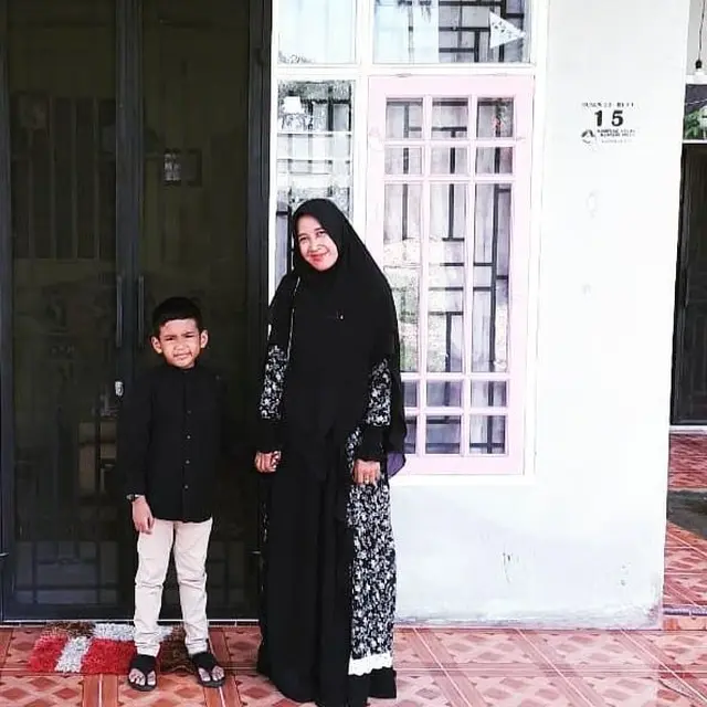 Kini Jualan Rendang, Ini 6 Potret Terbaru Mantan Istri Ustaz Abdul Somad