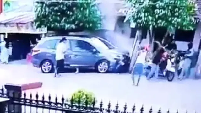 Mobil mengeluarkan asap pasca kecelakaan