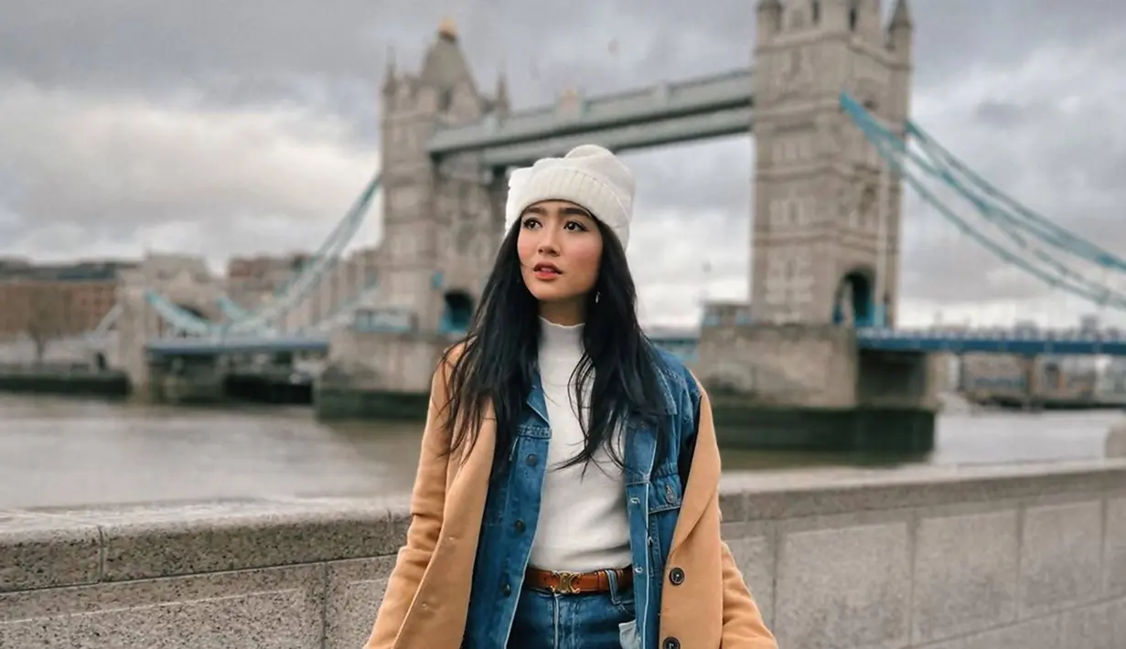 Tampil stylish di depan jembatan London, Febby Rastanty penampilannya mencuri perhatian. Abadikan foto pada sebuah foto ikonik di London, gayanya ini menuai banyak pujian dari para penggemarnya. (Liputan6.com/IG/@febbyrastanty)