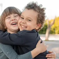 Anak sulung sering kali dibesarkan dengan tanggung jawab besar sejak kecil. (foto/dok: freepik)