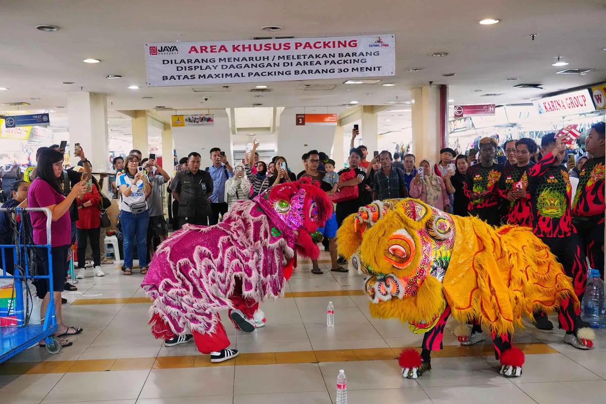 FOTO: Semarak Barongsai Jelang  Perayaan Imlek di Pusat Perbelanjaan Senen