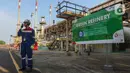 Petugas melakukan pemeriksaaan area kilang yang memproduksi Green Diesel (D100) dan Green Avtur di PT Kilang Pertamina Internasional RU IV Cilacap, Jawa Tengah, Kamis (2/11/2023). (Liputan6.com/Angga Yuniar)