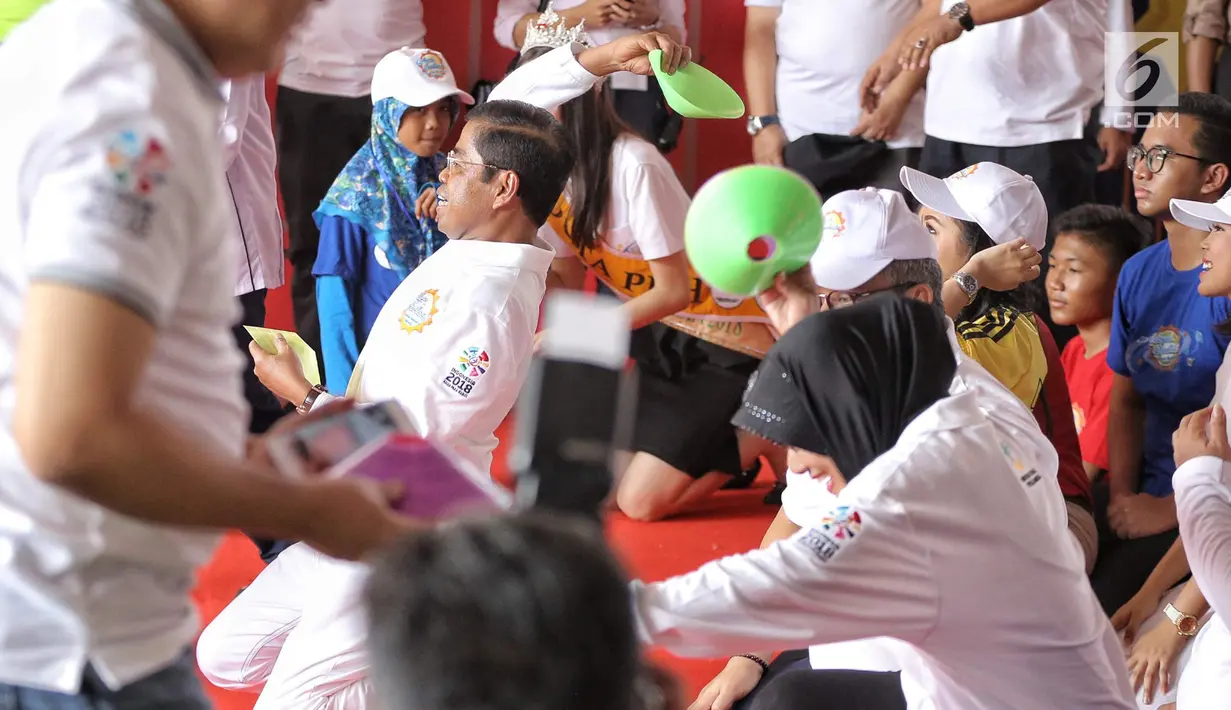 Menteri Sosial (Mensos) Idrus Marham saat bermain dalam acara Gebyar Prestasi Keluarga Sejahtera Indonesia 2018 di Cibubur, Minggu (12/8). Acara diikuti oleh enam ribu peserta anak-anak berprestasi se-Indonesia. (LIputan6.com/Faizal Fanani)