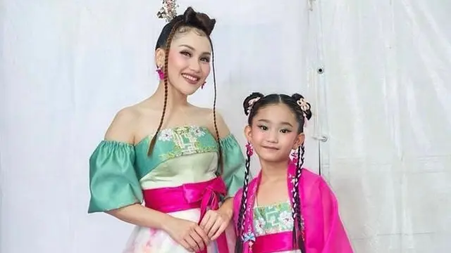 Tampilan Menggemaskan Ayu Ting Ting dan Bilqis Berbalut Hanbok Modern saat Duet Bareng