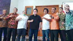 Menteri BUMN Erick Thohir (baju hitam) foto bersama dengan Anggota DPR Adian Napitupulu dan Jajaran Direksi Bank BTN pada penyerahan bantuan unit rumah kepada keluarga ahli waris pejuang reformasi di Jakarta (25/04/2022). Pemerintah melalui Kementerian BUMN menugaskan PT Bank Tabungan Negara (Persero) Tbk (BTN) yang mempunyai core business sebagai mortgage bank atau bank perumahan di Indonesia untuk memberikan bantuan 4 unit rumah kepada ahli waris pejuang reformasi. (Liputan6.com/HO/BTN)