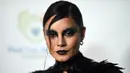 Vanessa Hudgens menghadiri Pesta Halloween "Thriller Night" yang diselenggarakan oleh Prince Michael Jackson di Jackson Family Home, Encino, California, Amerika Serikat, 28 Oktober 2022. Bibirnya berwarna hitam pekat dan pipinya ditaburi bronzer mengilap untuk tampilan bercahaya. (Photo by Richard Shotwell/Invision/AP)