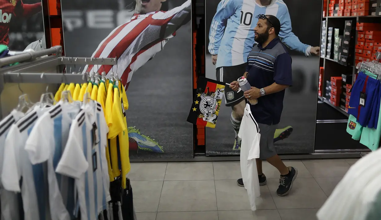 Rodrigo Prego membeli pernak-pernik timnas Jerman di toko Soccer Locker, Florida, Rabu (13/6). Suporter sudah meramaikan pusat perbelanjaan untuk mendukung timnas Jerman yang akan berlaga di Piala Dunia 2018 Rusia. (Joe Raedle/Getty Images/AFP)